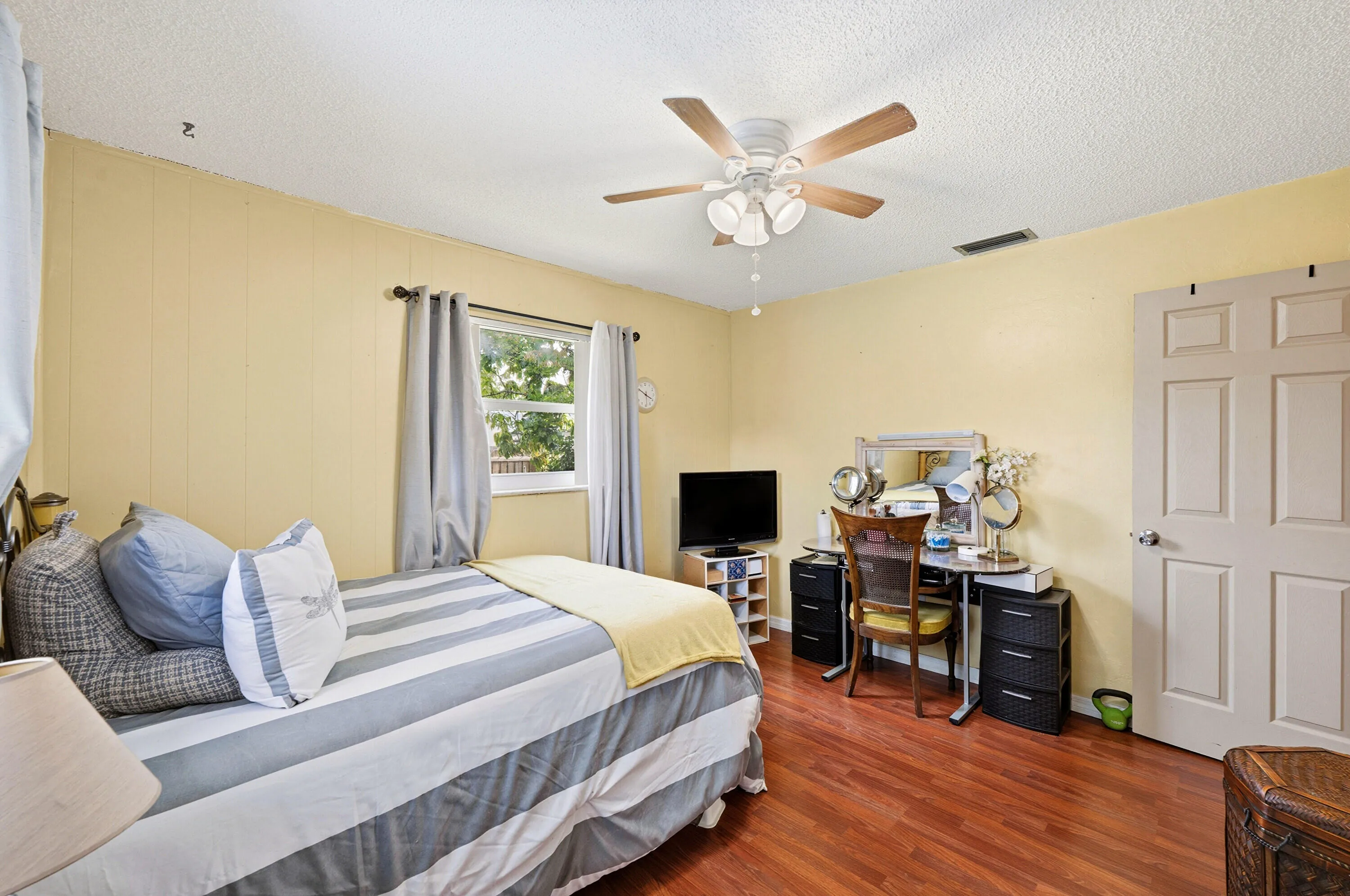 26_bedroom