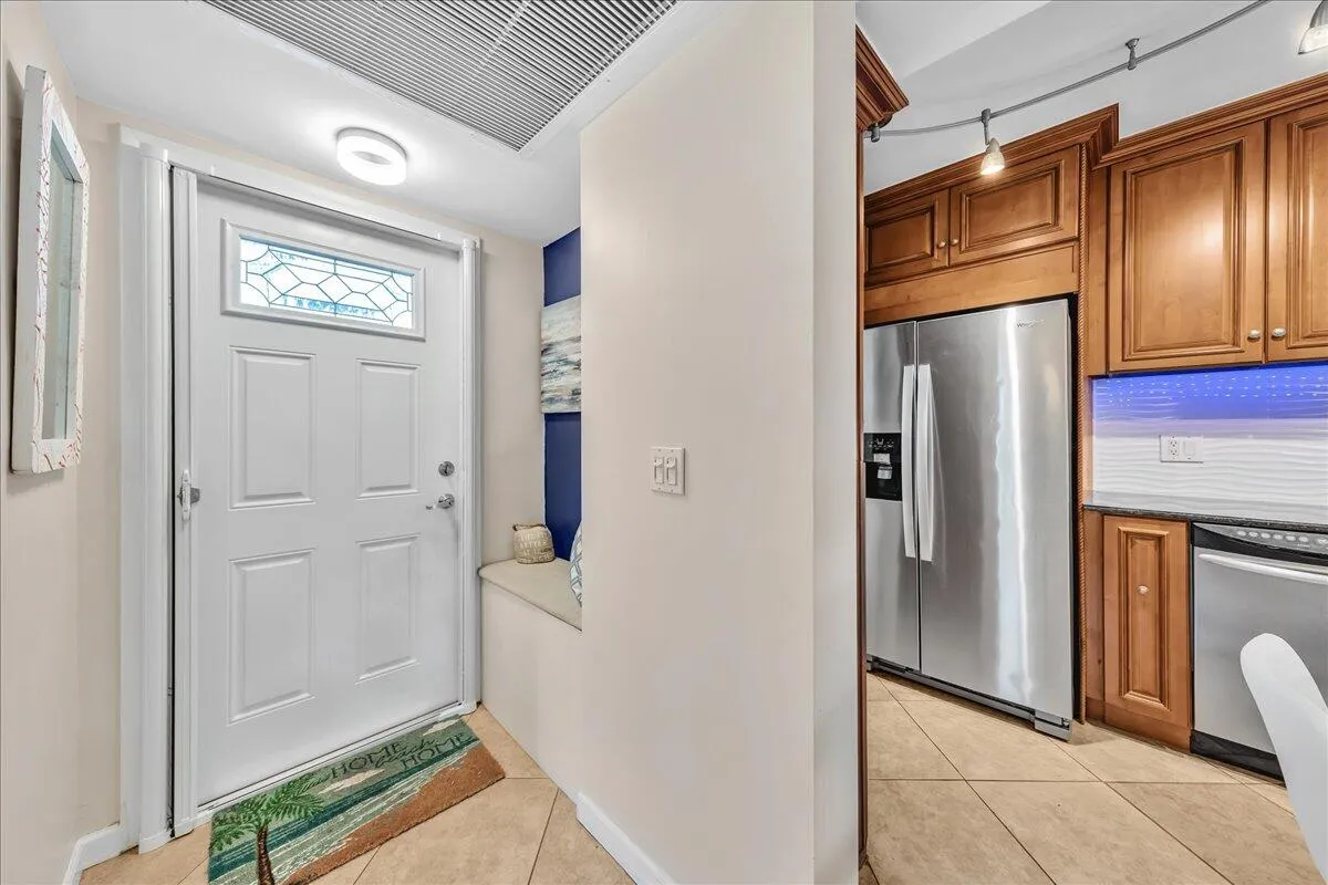 Retractable door screen and entryway nook