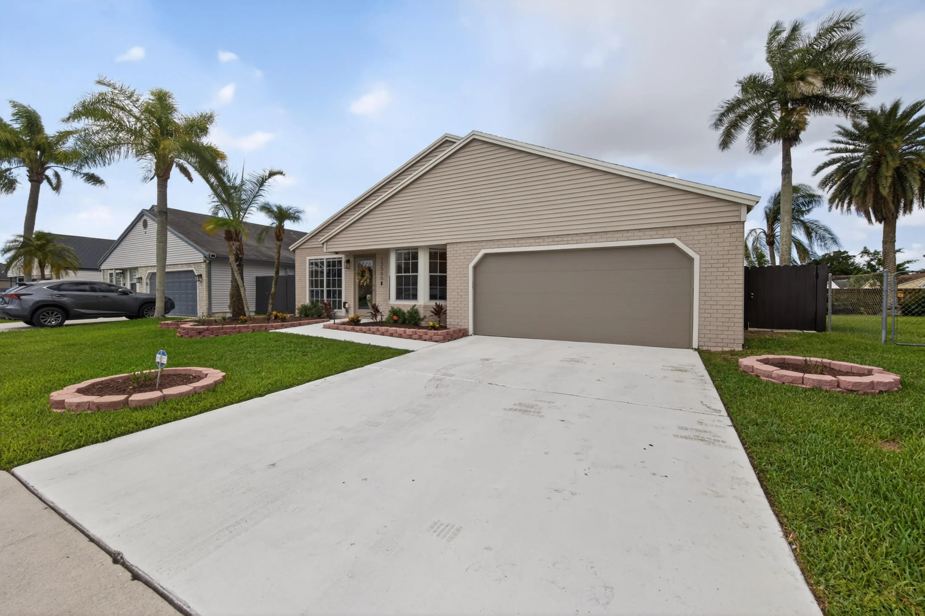Driveway can easily accommodate 4 cars