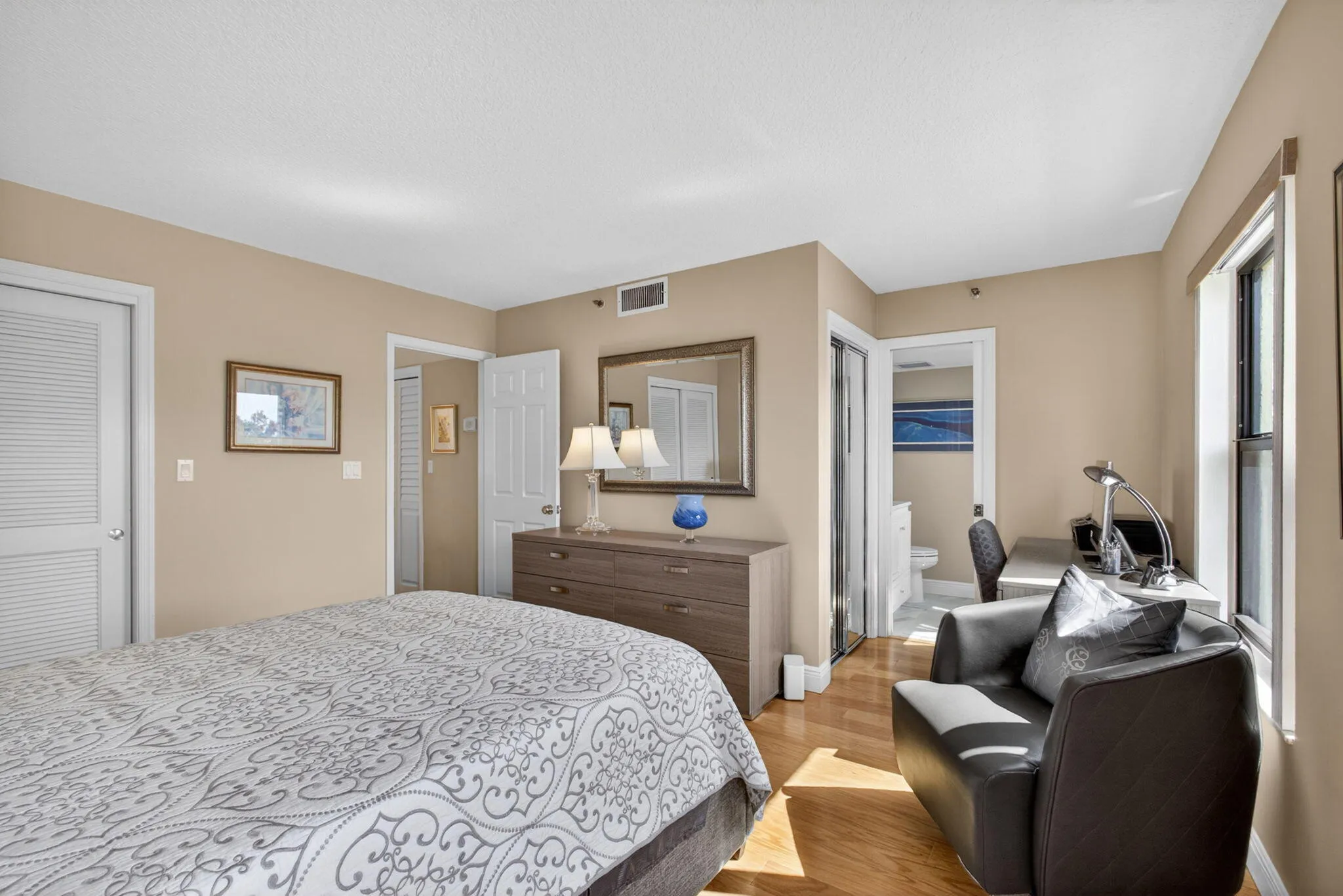 Guest room into guest en-suite