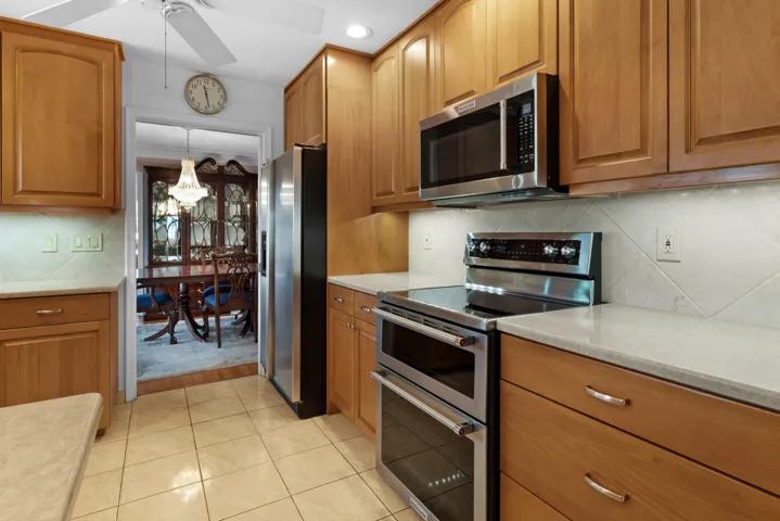 AccuTour_01 2141-ne-67th-st-014
