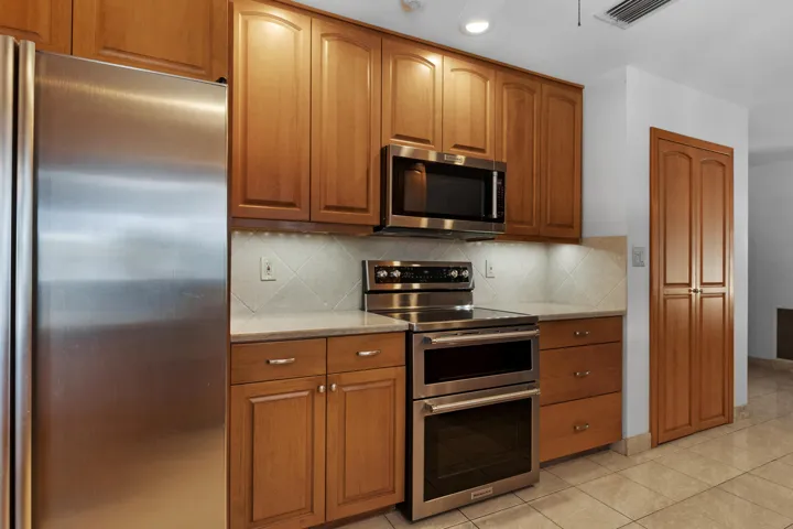 AccuTour_01 2141-ne-67th-st-015
