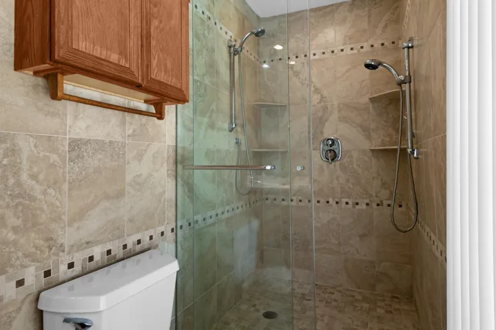 AccuTour_01 2141-ne-67th-st-029