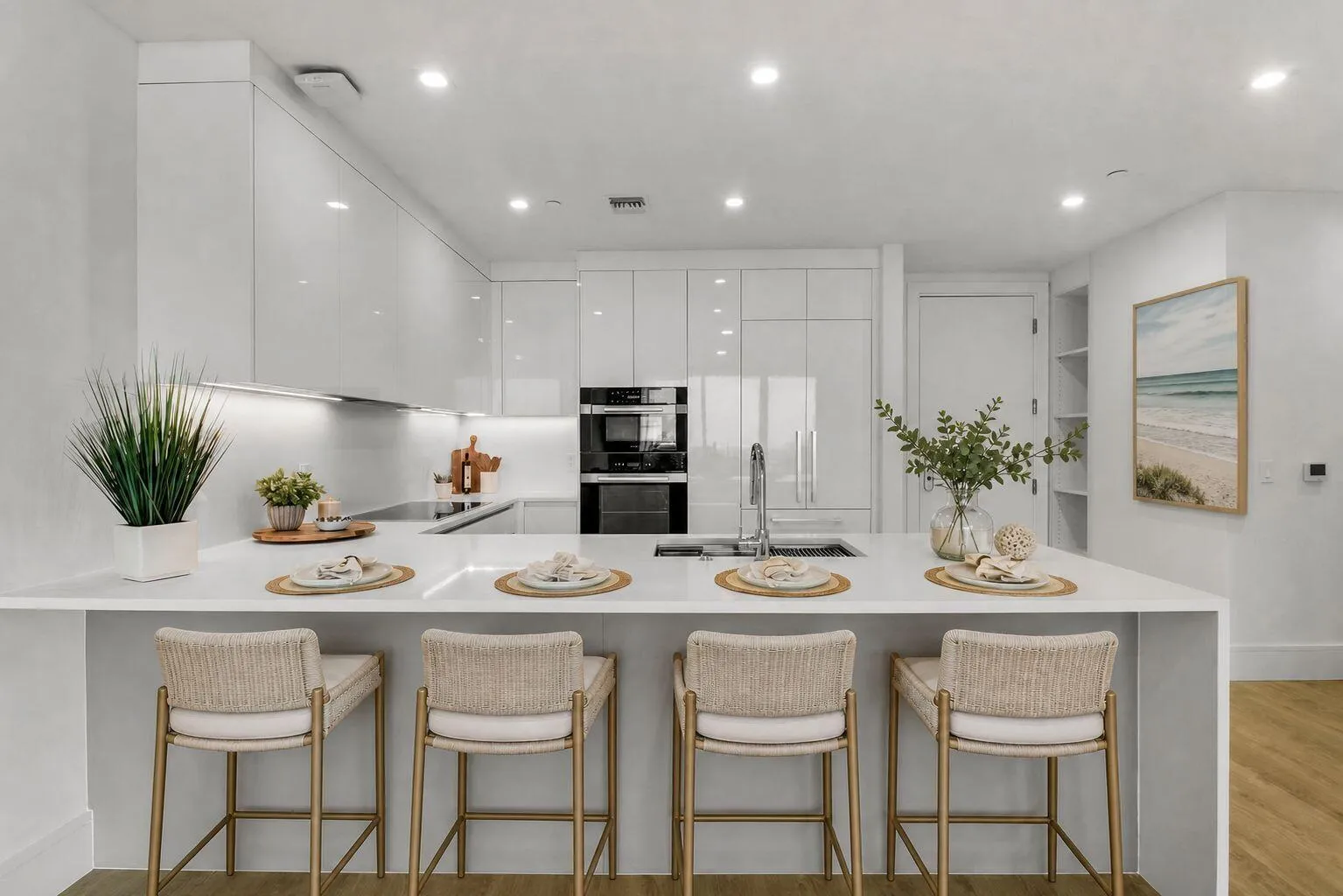 Kitchen bar with stools - Staged