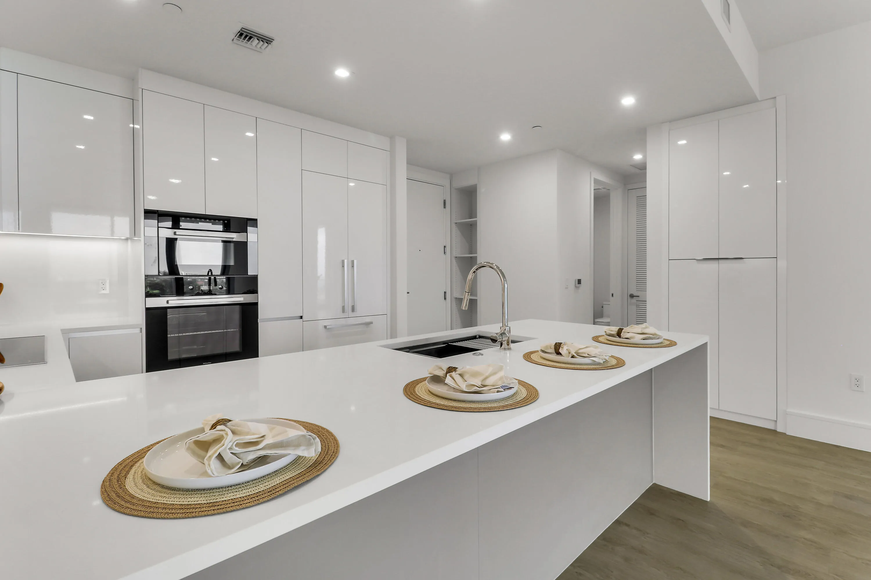 Breakfast Bar and Entry