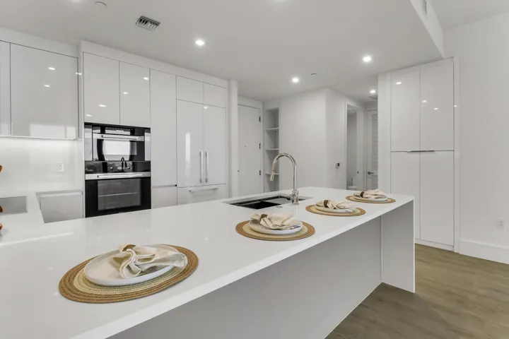 Breakfast Bar and Entry