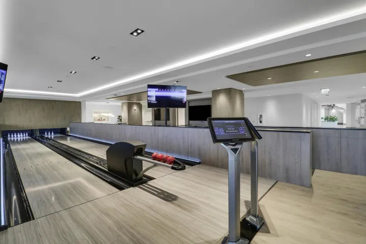 Pin bowling lanes