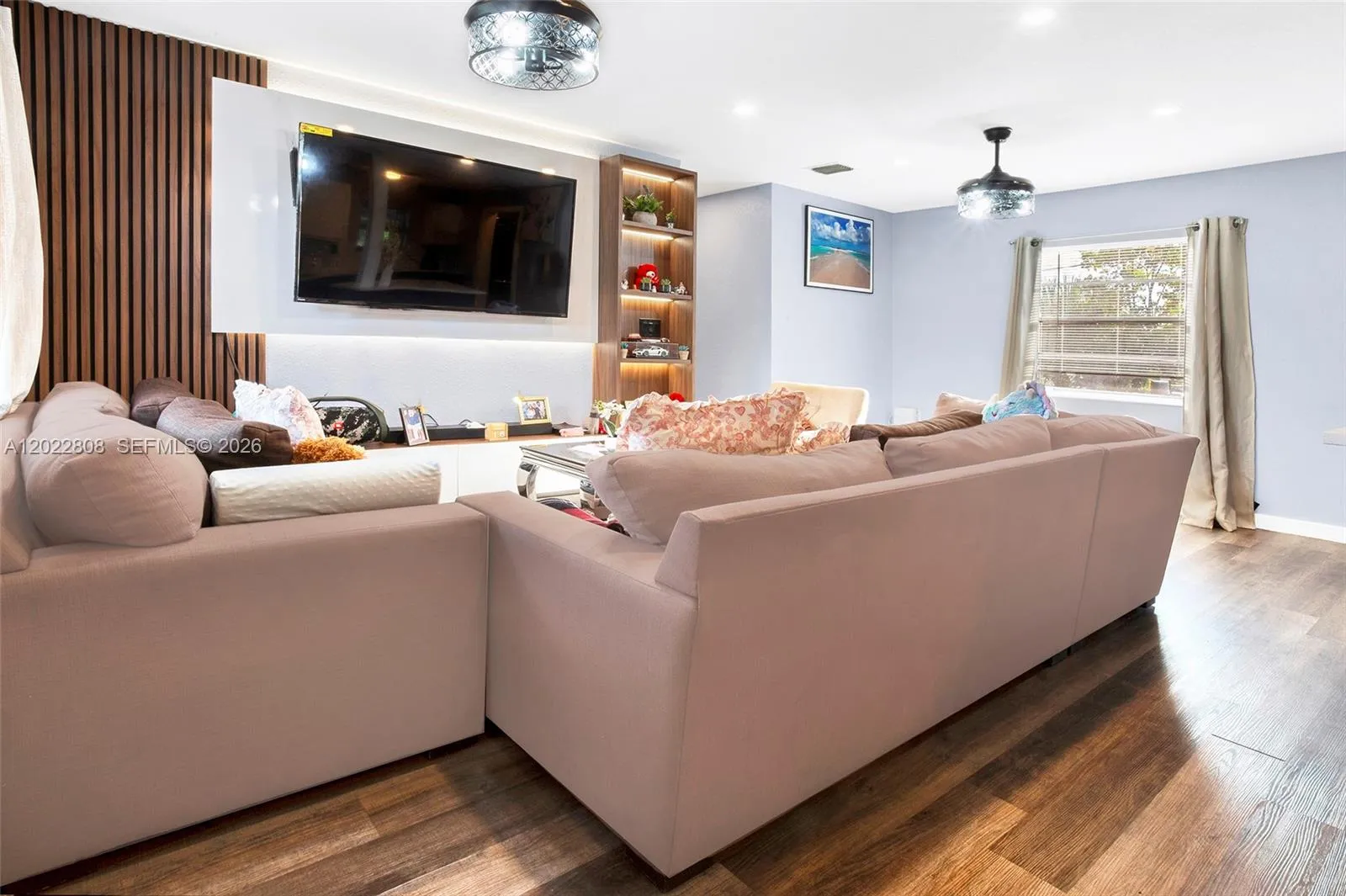 Comfortable family and dining space, ideal for daily enjoyment.