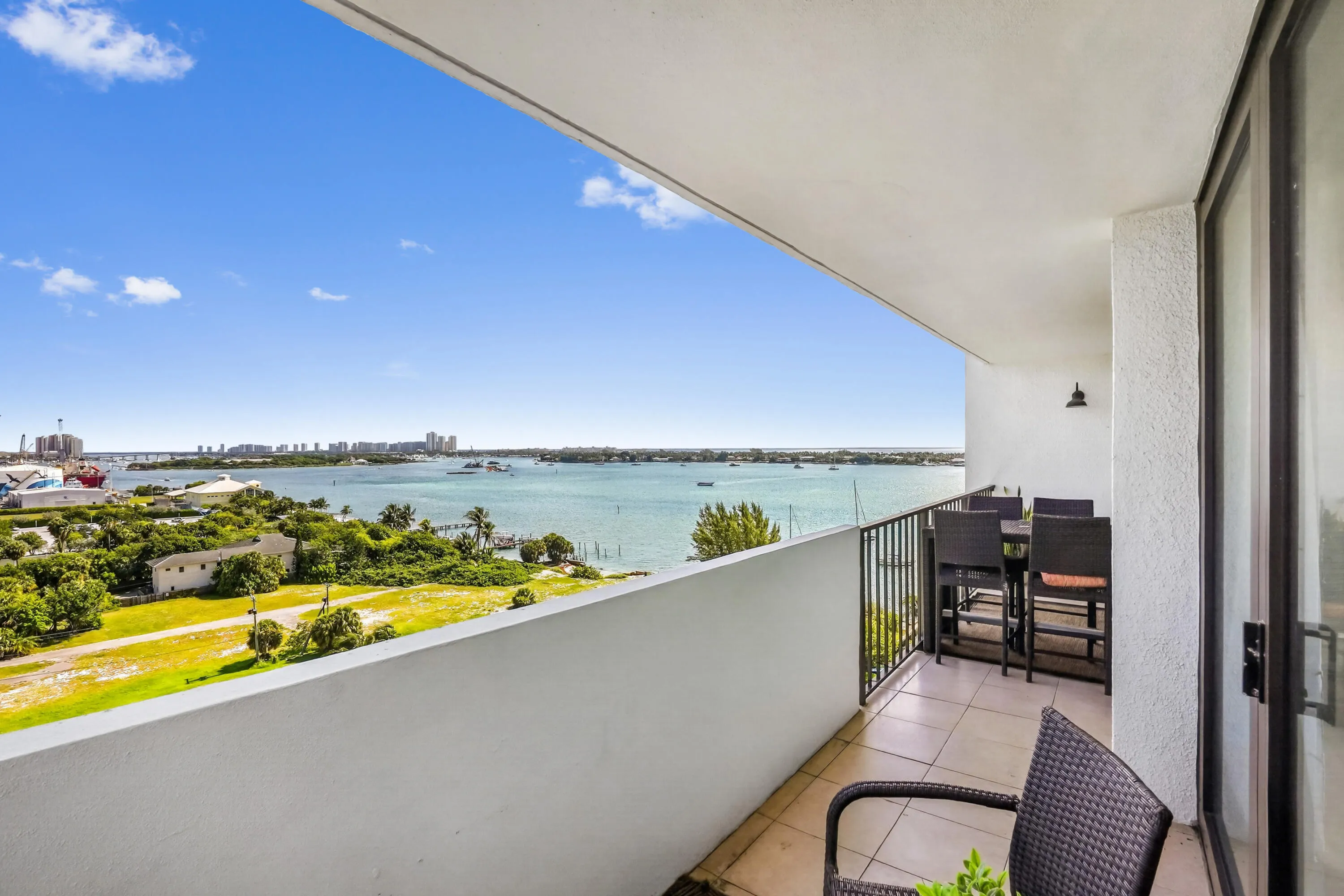 22 Balcony 01
