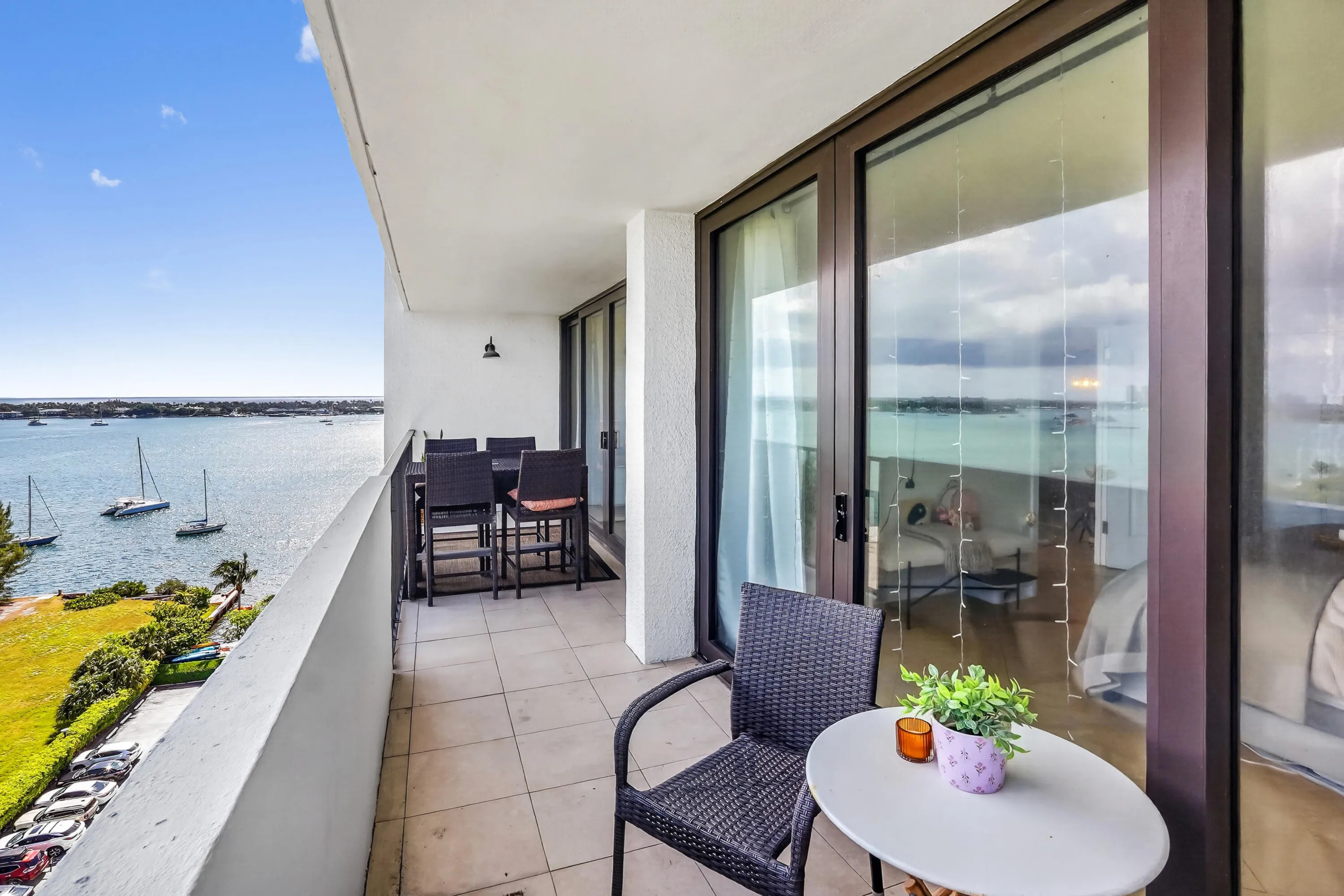 23 Balcony 02