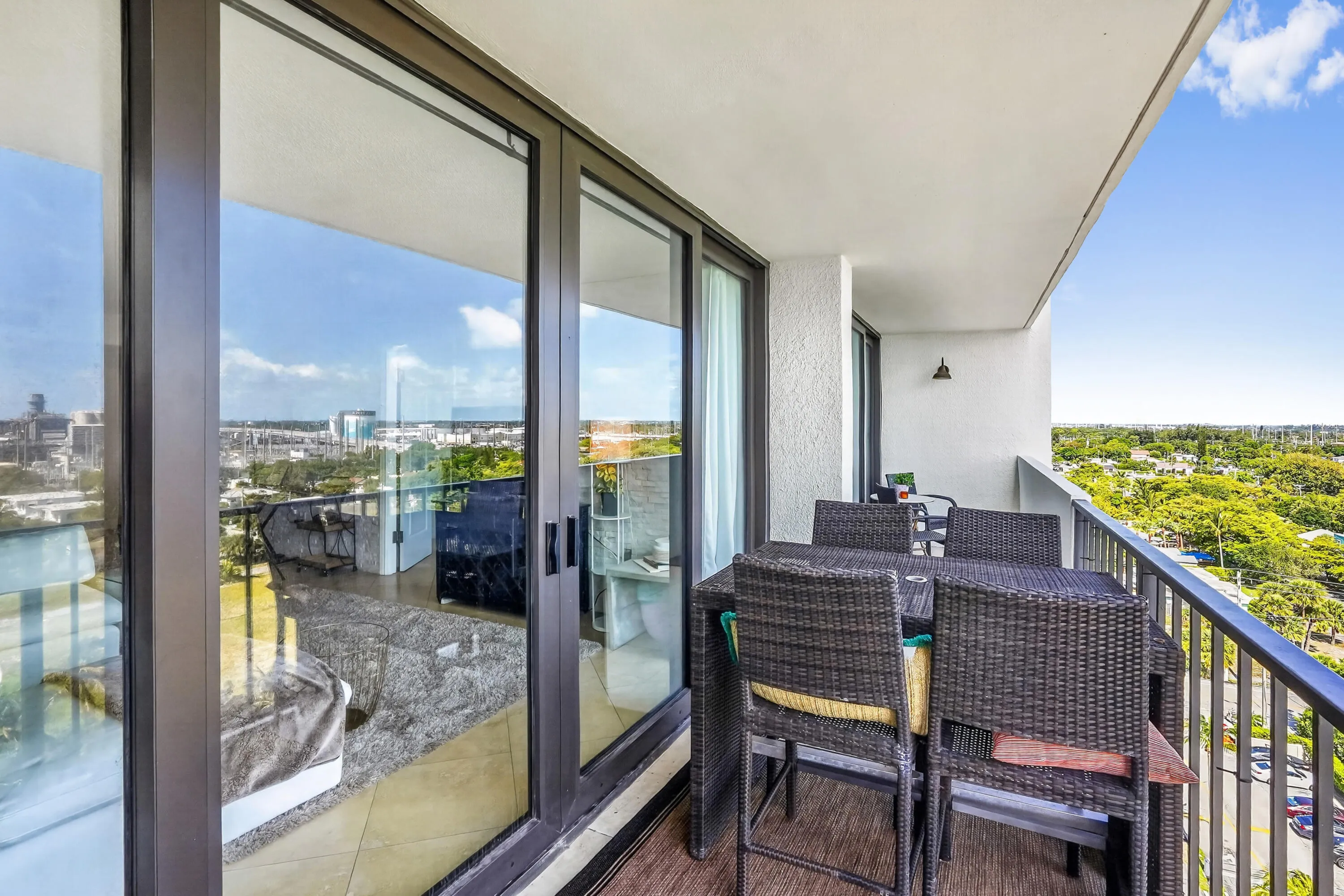 24 Balcony 03