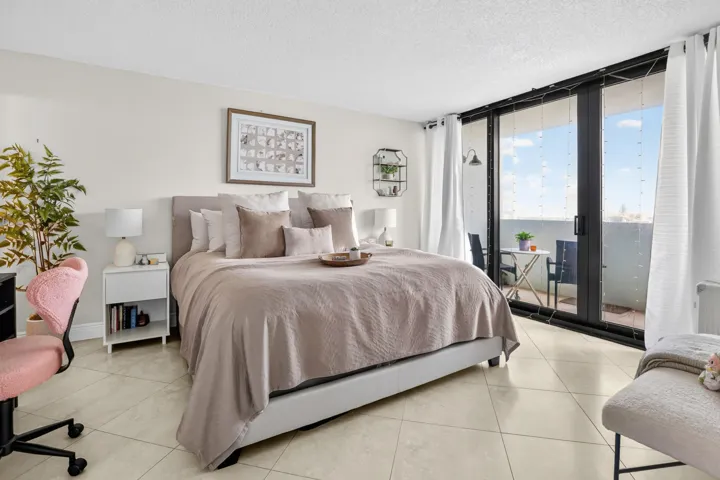 18 Bedroom 01