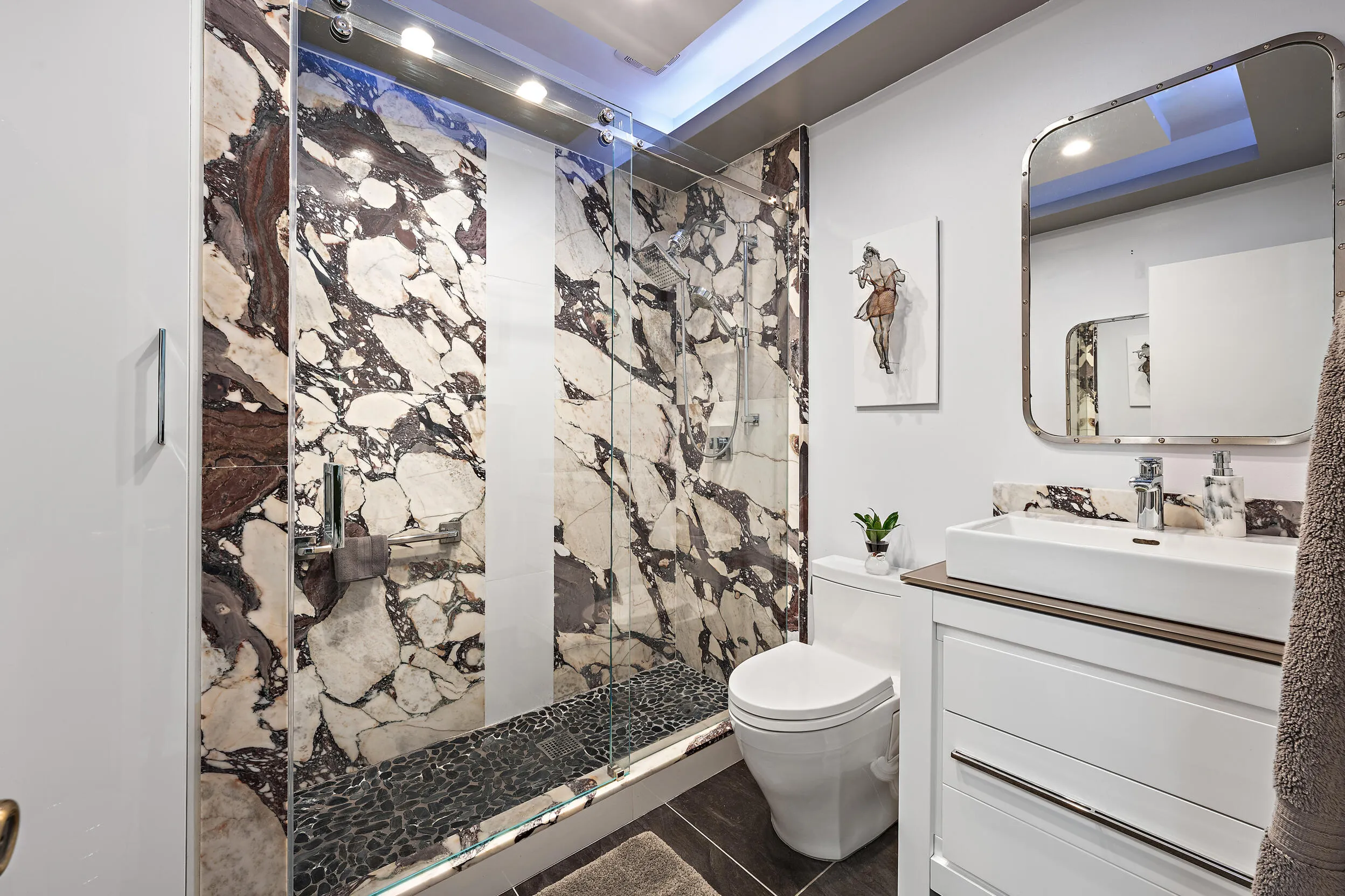 Guest Bath (Calcutta Marble)
