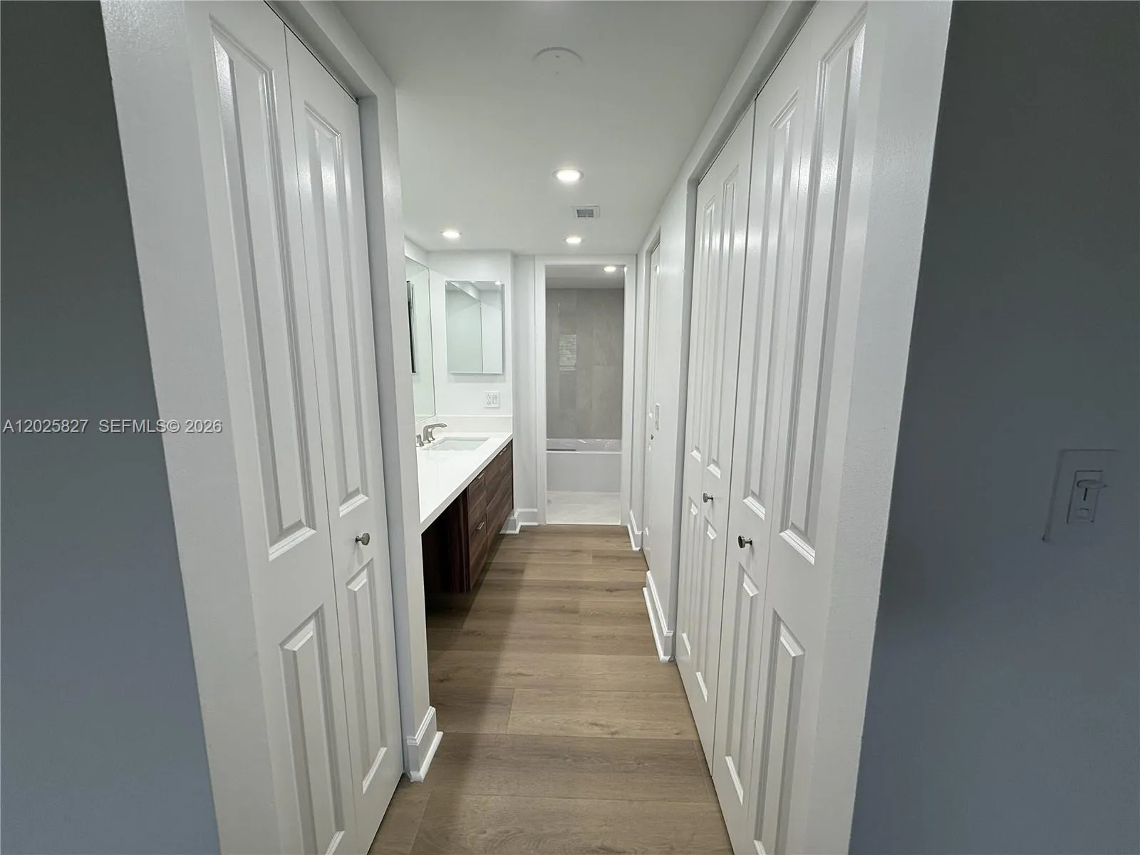 Master Bathroom/ wic rich in / and linen