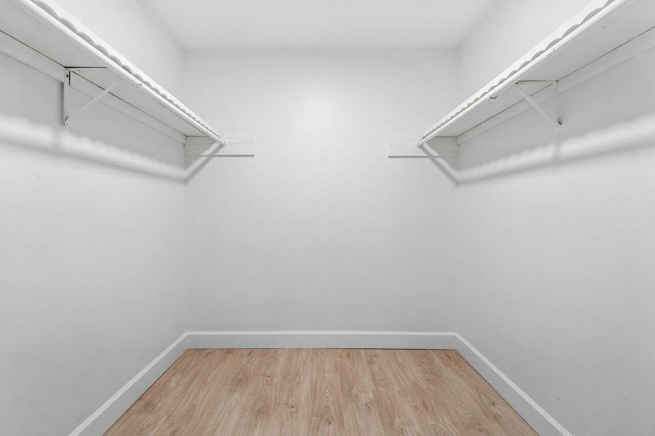 Walk-in Closet 2