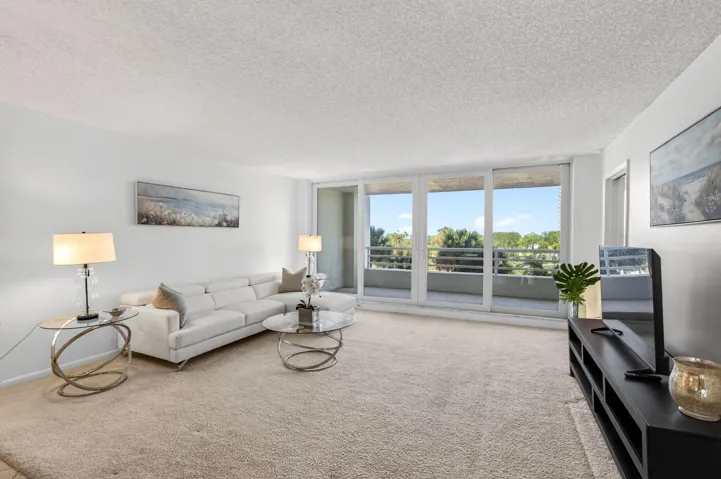 Spacious, bright & treelined