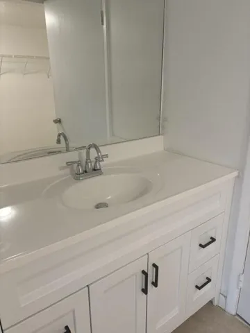 MASTERBATHROOM 2