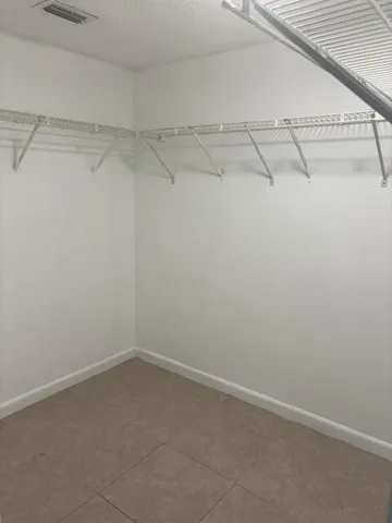 MASTERBEDROOM CLOSET