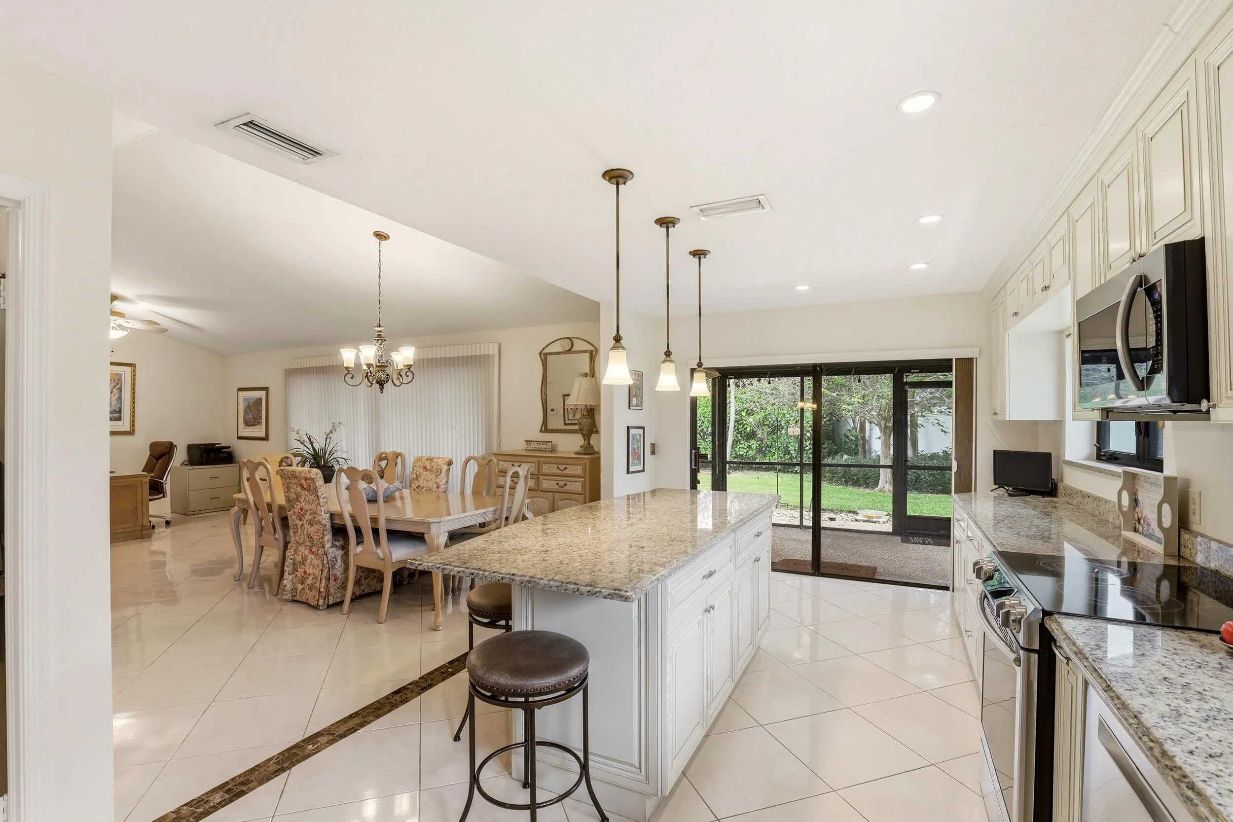 OPEN TO LIVING/DINING
