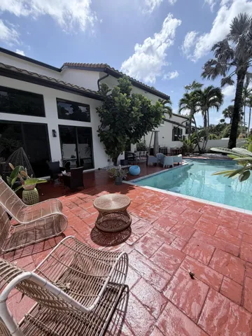 POOL SITTING AREA