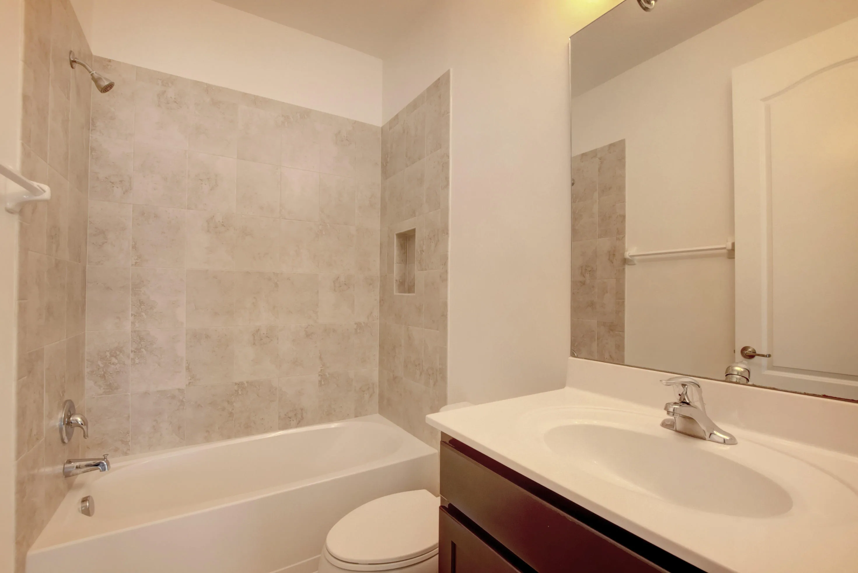 1st fl full bathroom