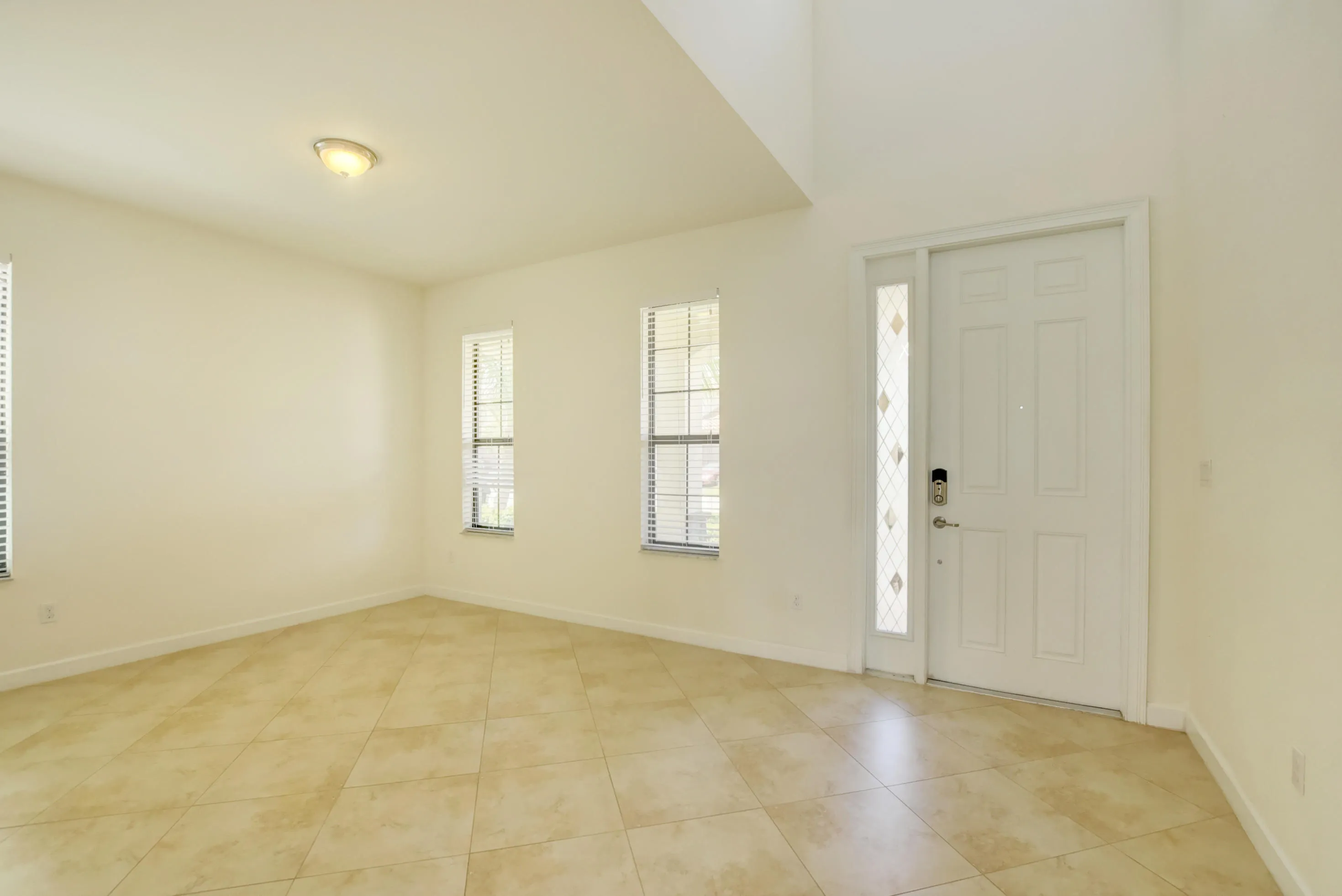 Family room w/out furniture