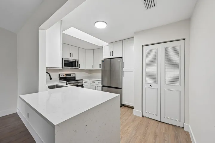 9-web-or-mls-SE Hobe Ridge Ave-S2905-009