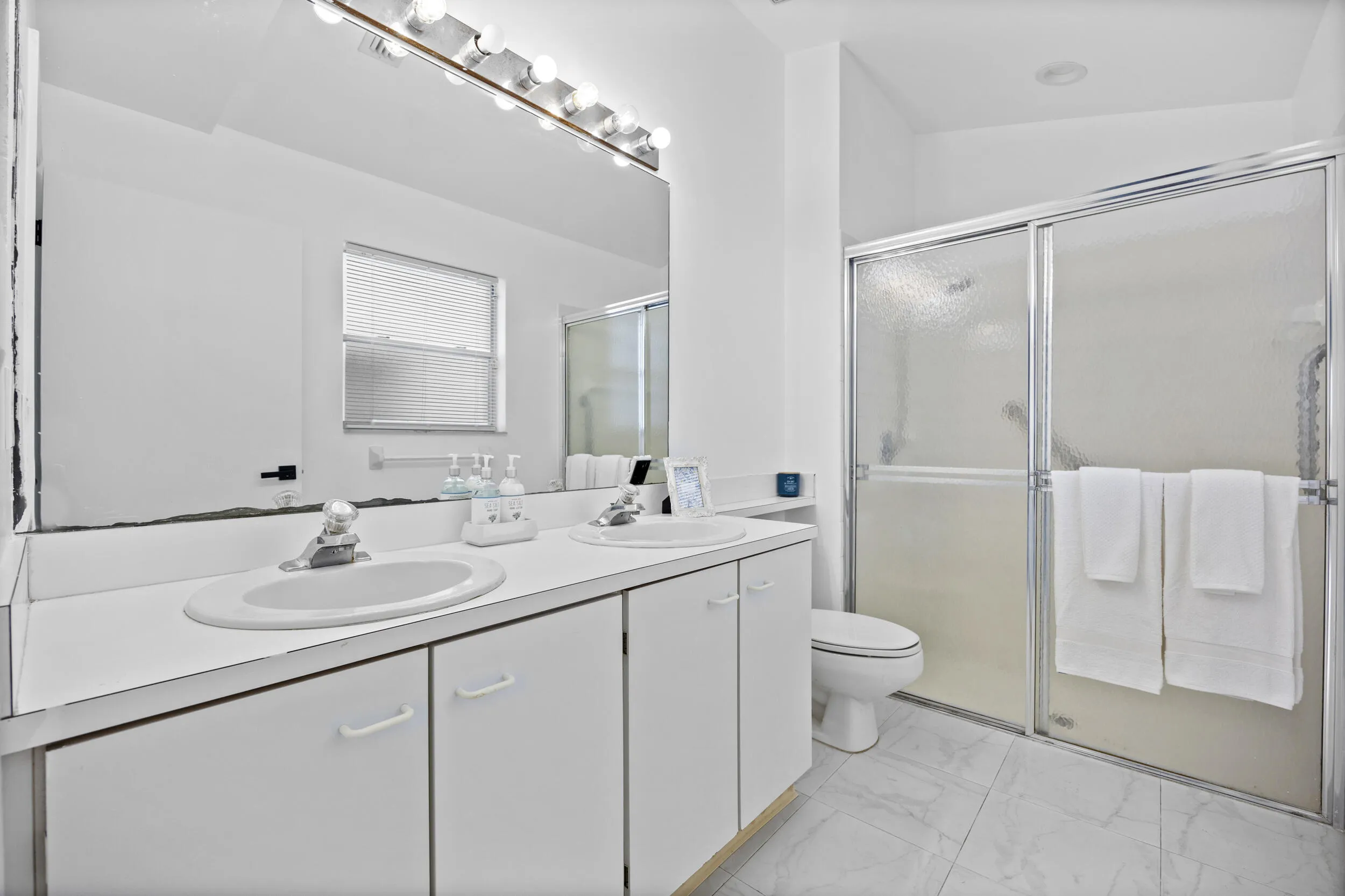 Primary suite, bathroom.