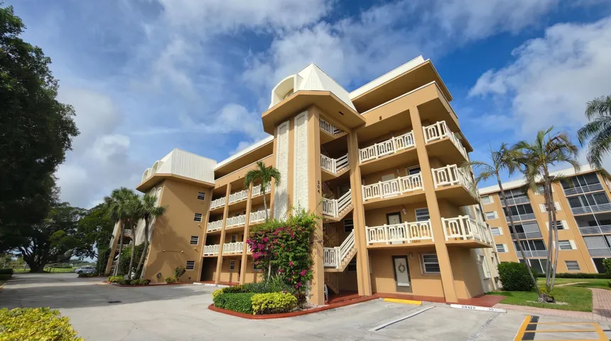 304 Golfview Rd 304-Exterior