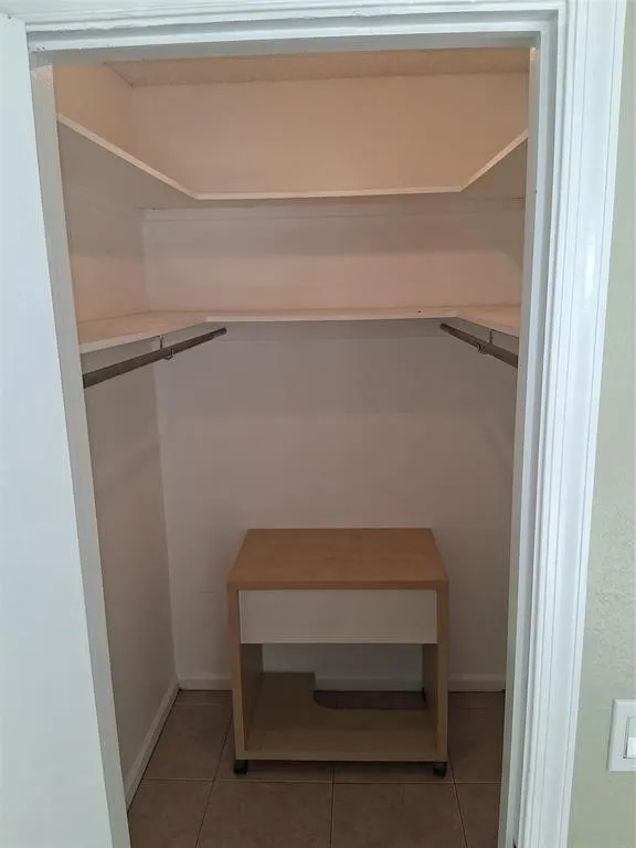 WALK IN CLOSET