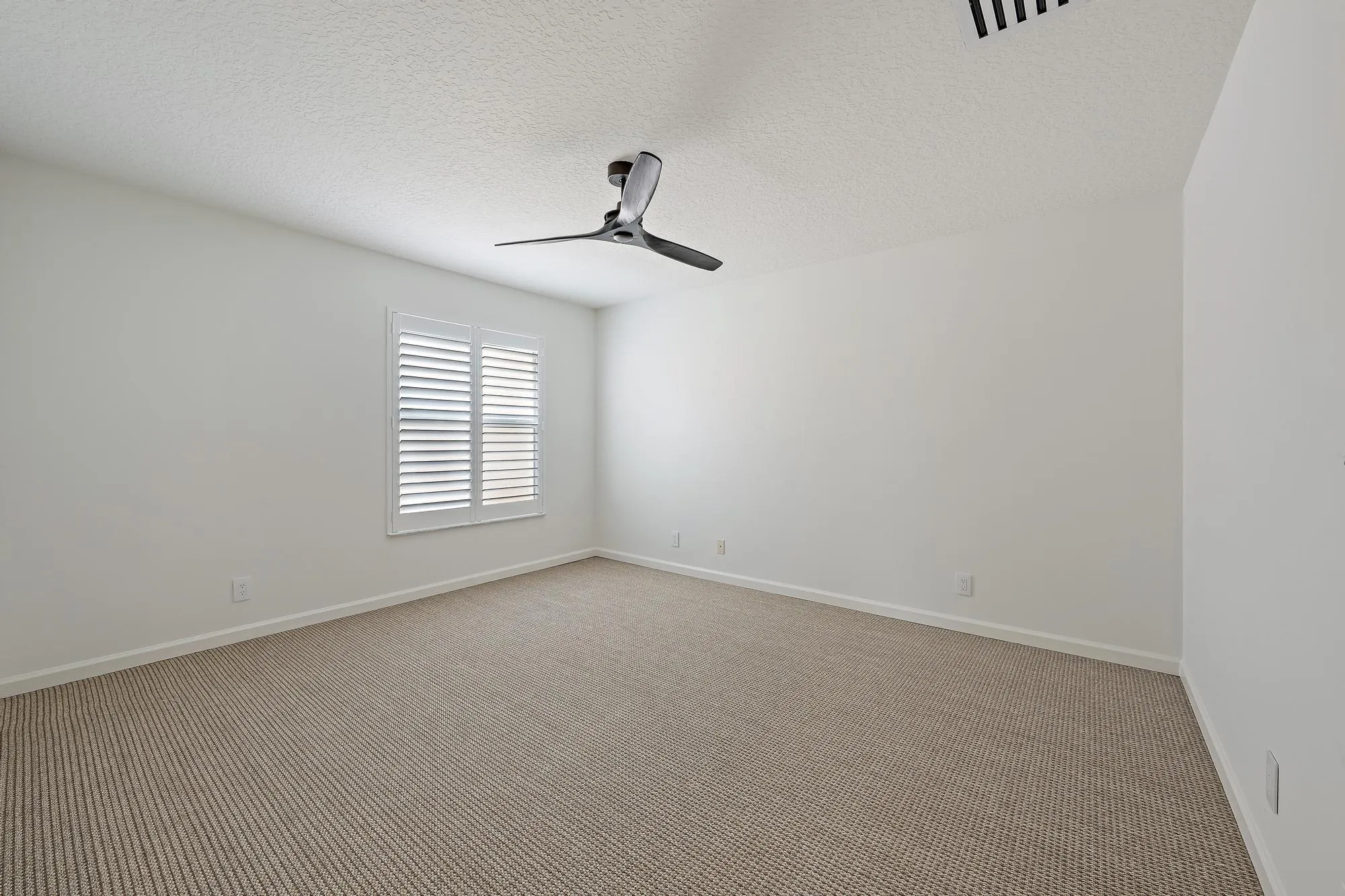 Guest Bedroom (Upstairs)