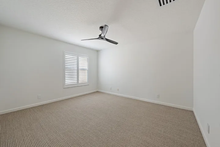 Guest Bedroom (Upstairs)