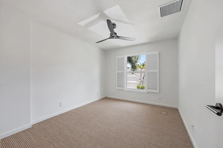 Guest Bedroom (Upstairs)
