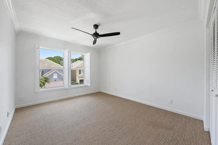 Guest Bedroom (Upstairs)