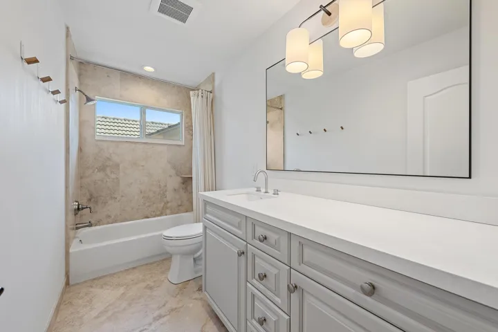 Guest Bathroom (Upstairs)