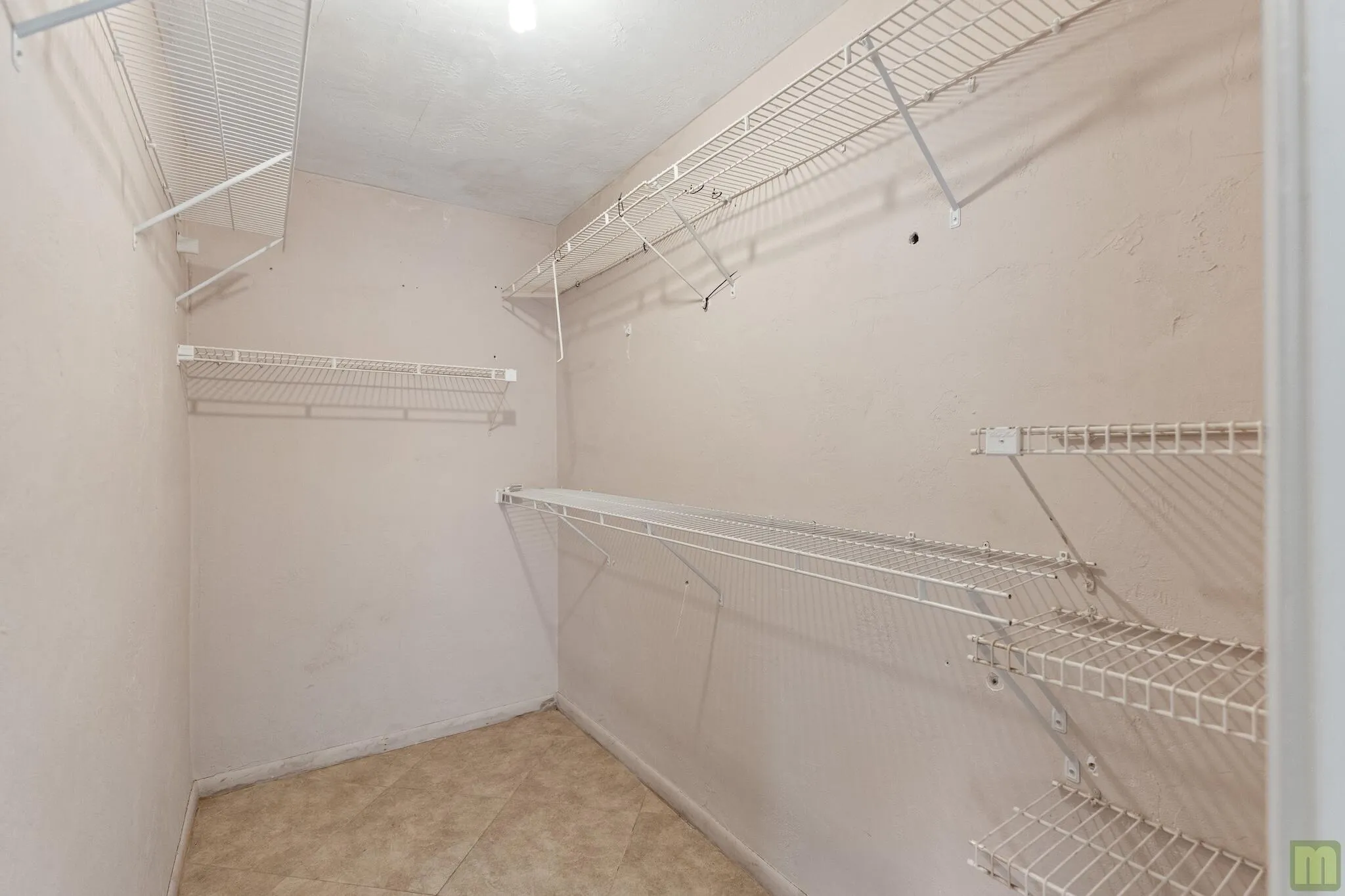 31 bed1-closet