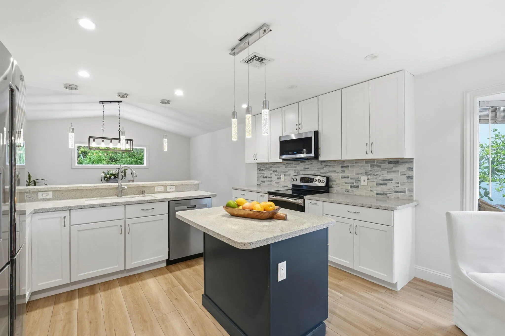 24-web-or-mls-3916_Cypress_Lake_Drive_02