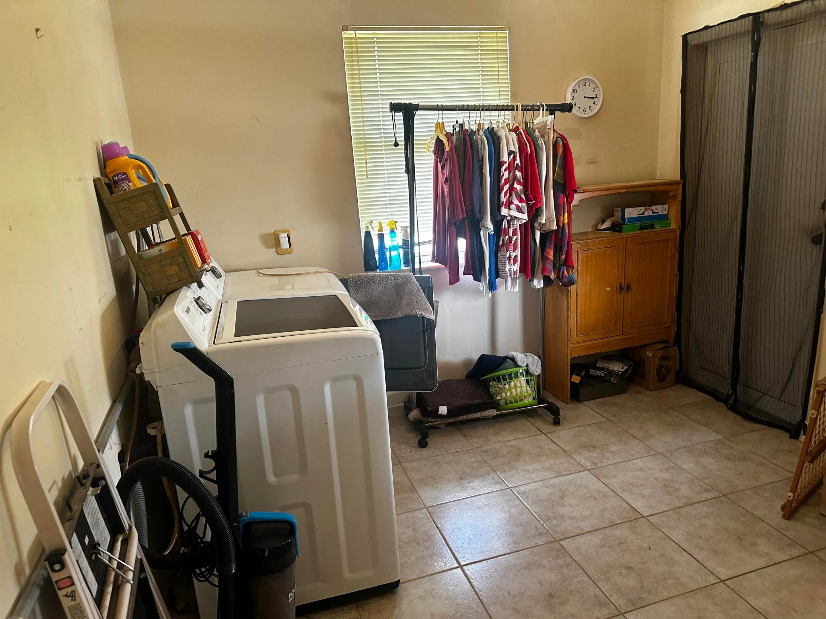 Laundry/Hobby Room