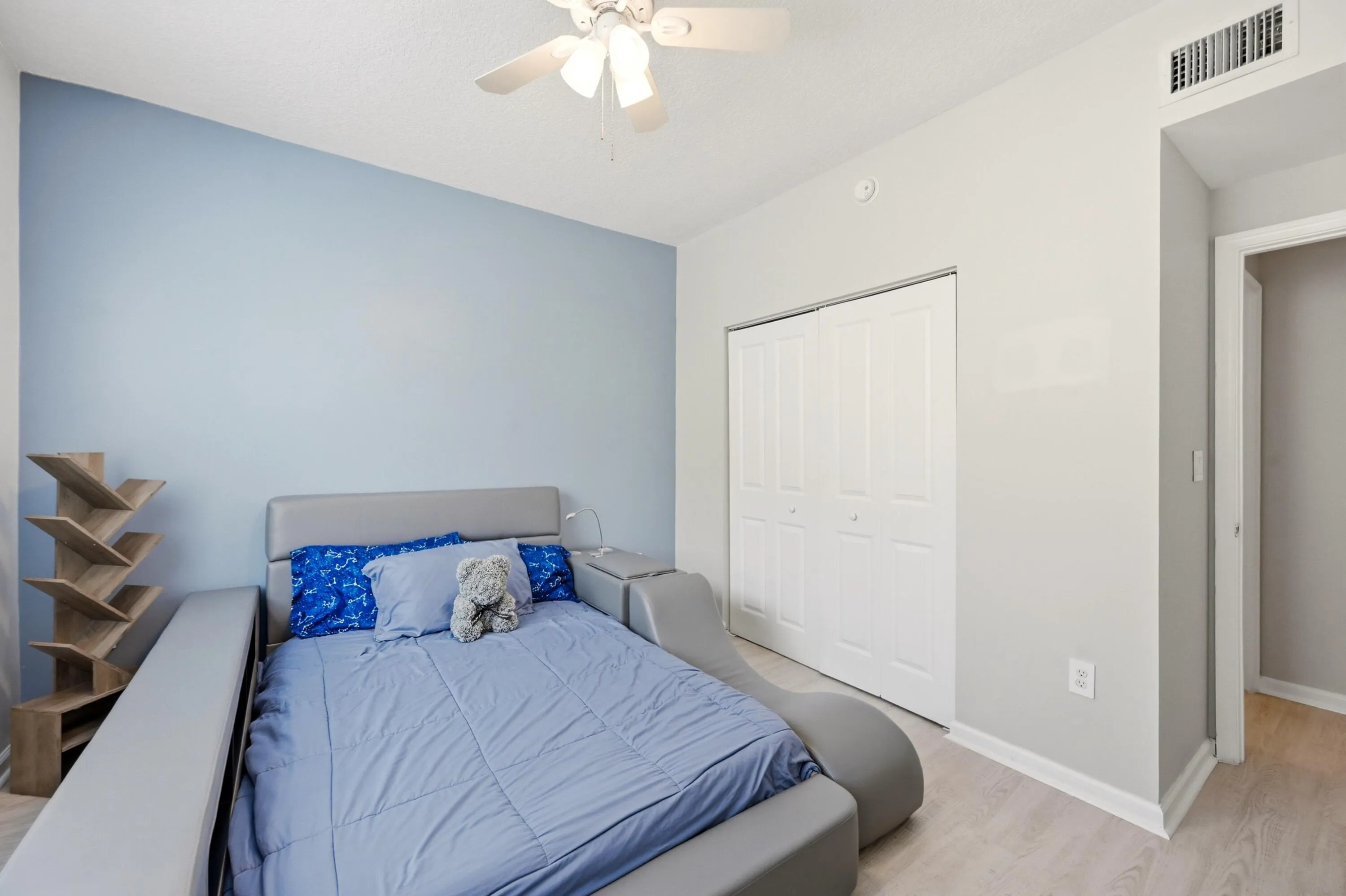 23_bedroom