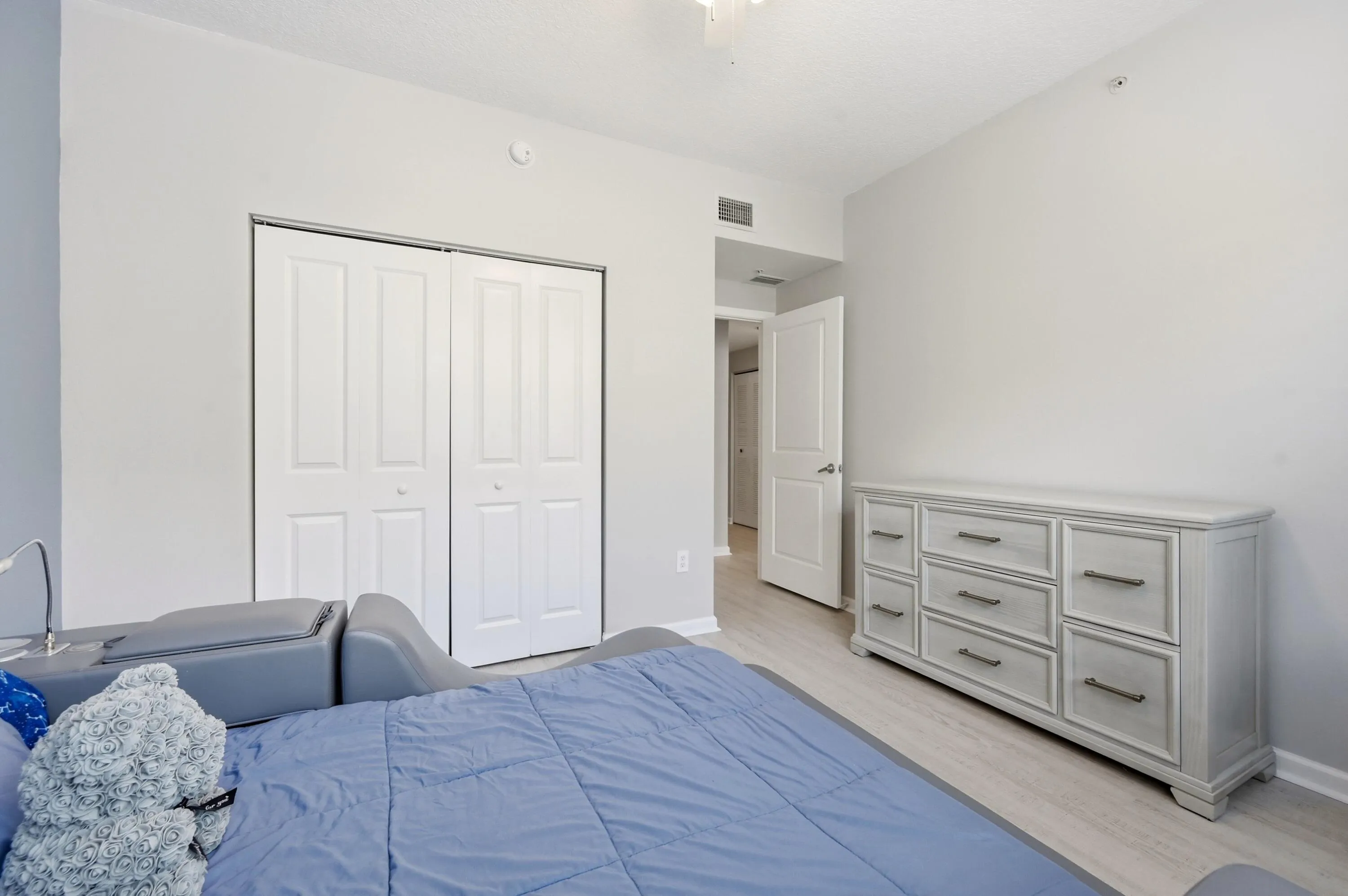 22_bedroom