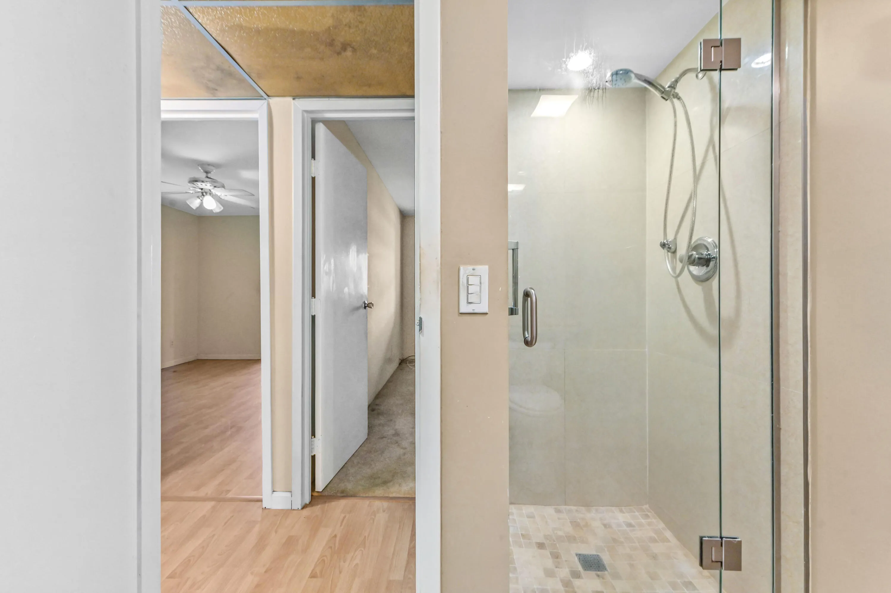 16 Bathroom 02