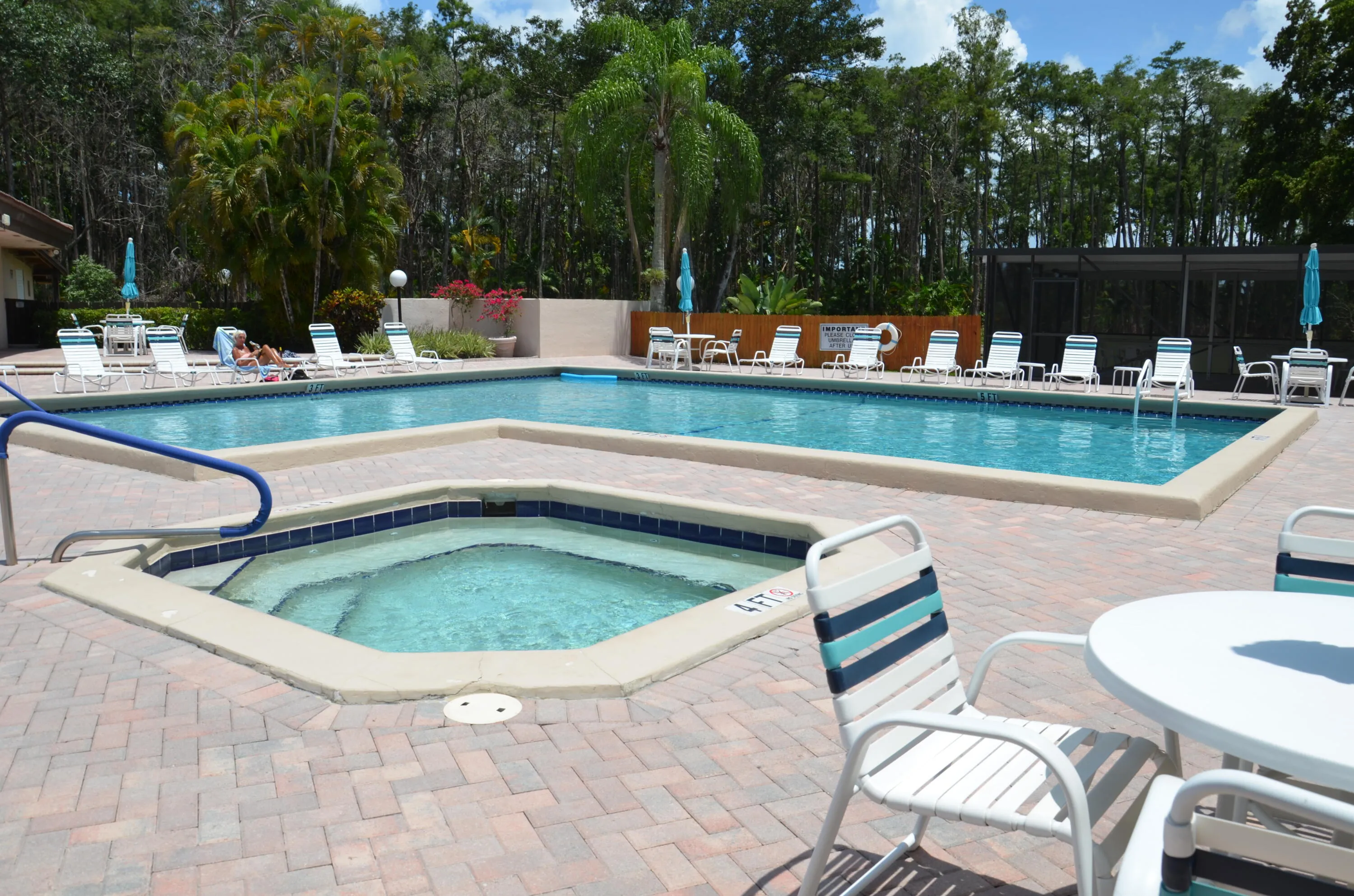 Community Pool & Jacuzzi