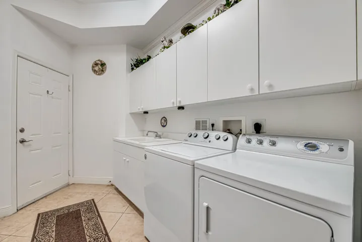 Large laundry room with lots of storage