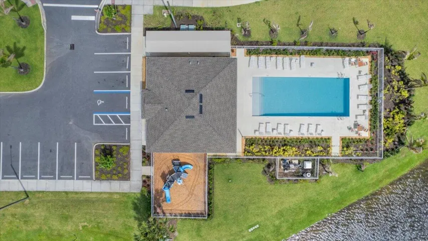 Avalon Crossing community pool