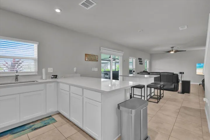Eat-in breakfast bar