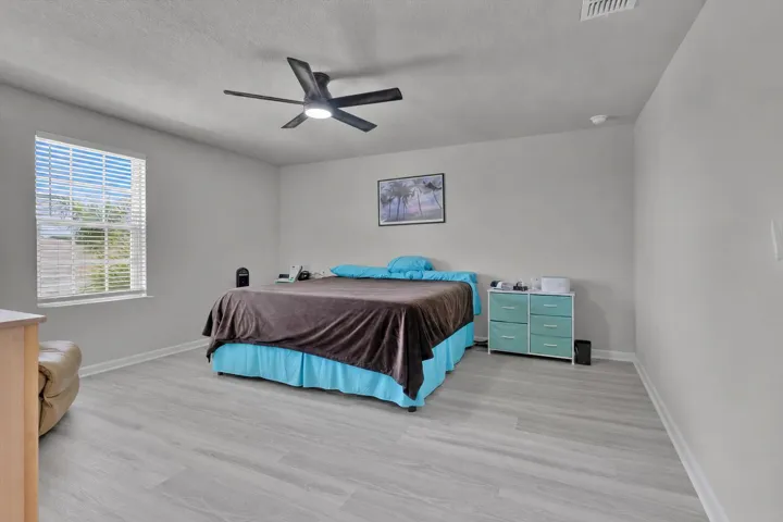 2nd floor with en-suite bathroom and walk in closet