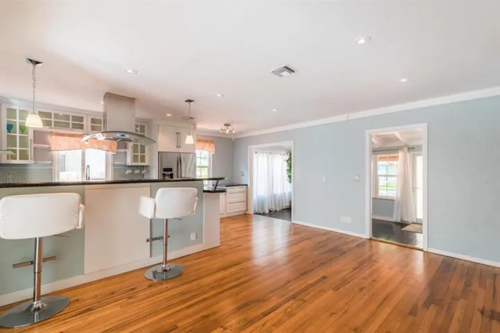 Living to bar to front enclosure