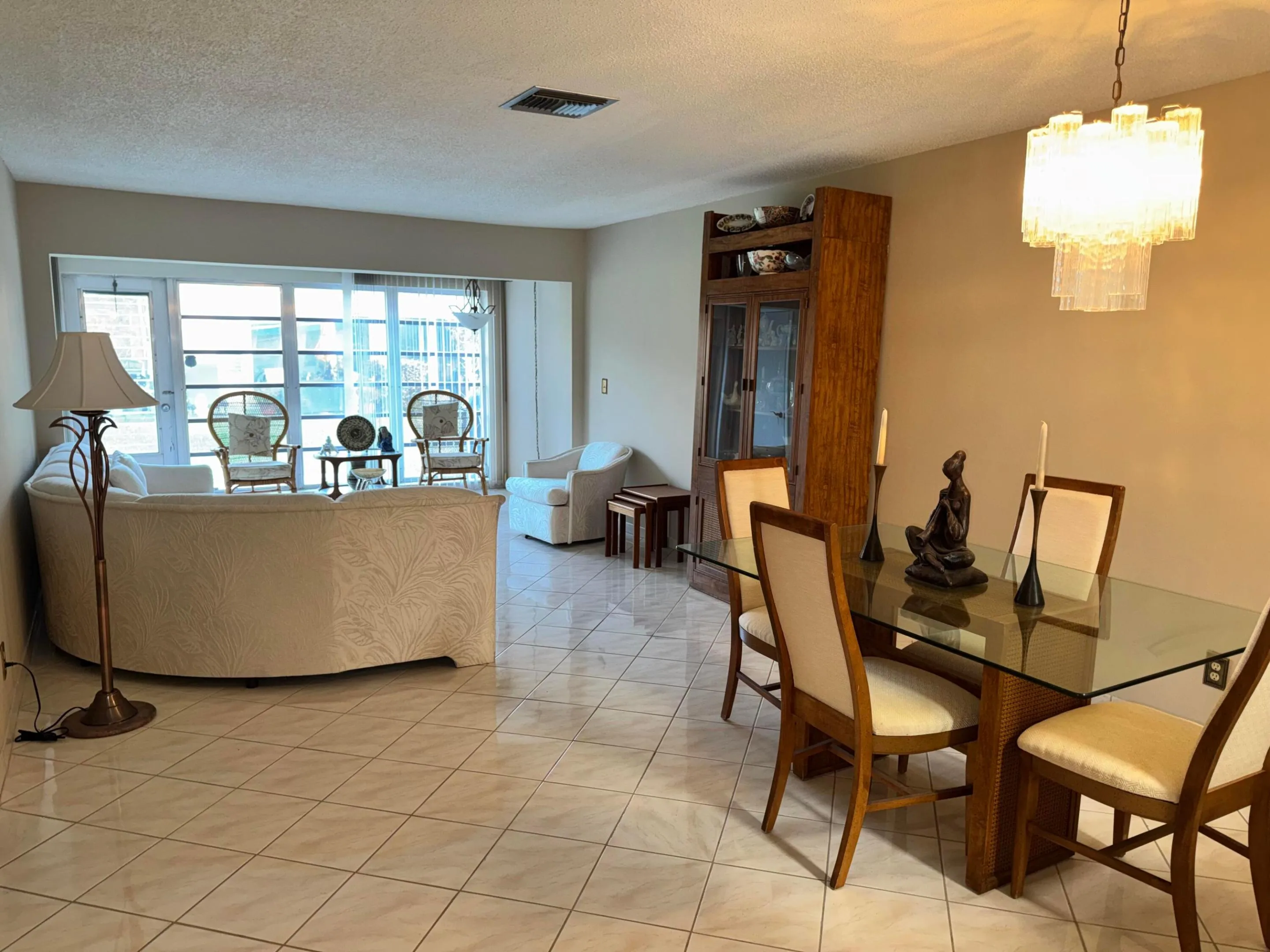 LIVINGROOM/DININGROOM