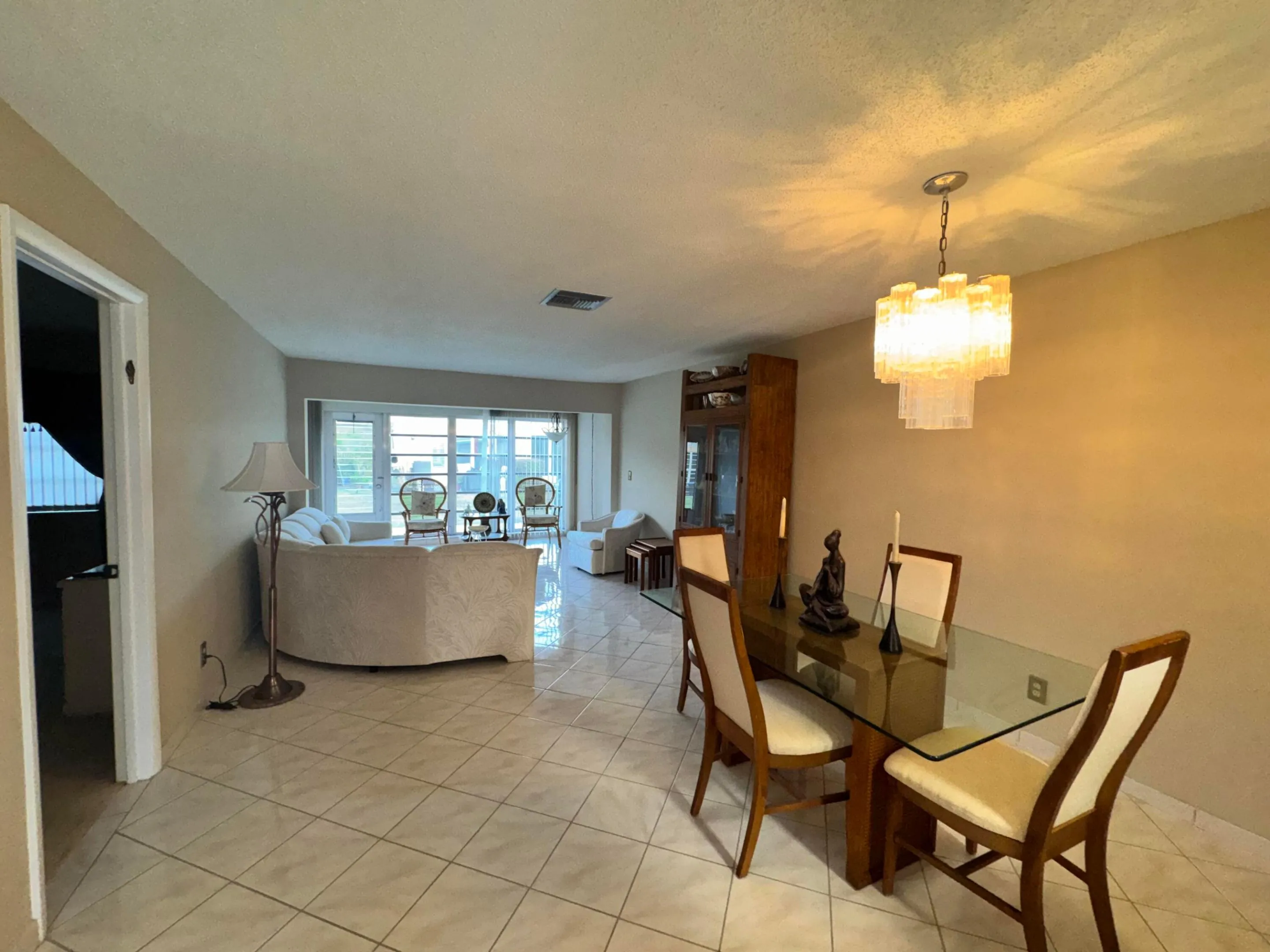 LIVINGROOM/DINING ROOM