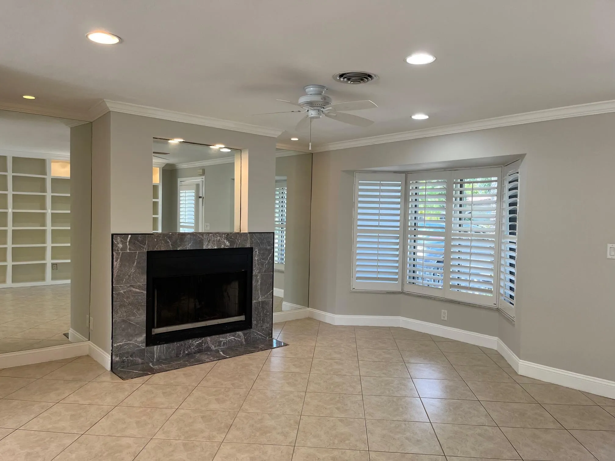 Living Room / Fireplace